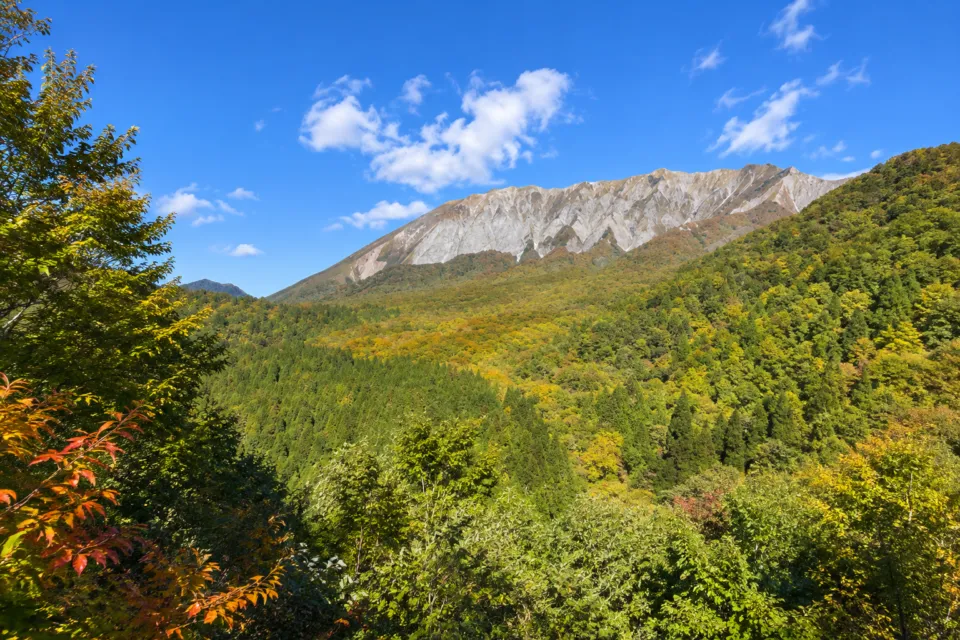 ホテル大山しろがねの周辺に広がる秋の自然景観