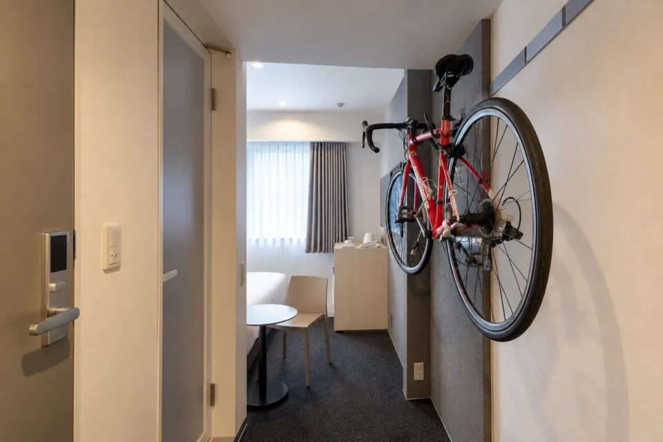 ホテルファーストシーズンの自転車を壁掛けした客室