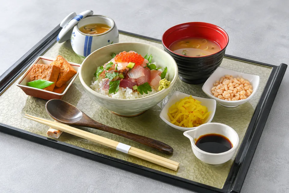 ホテルグランビナリオTSURUGAの海鮮丼の朝食