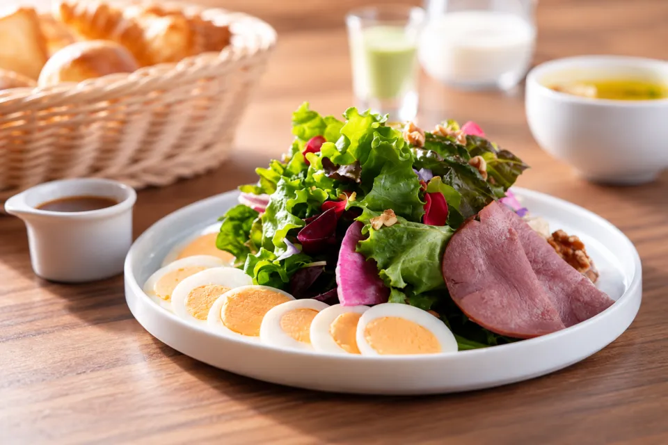 ホテルグランバッハ仙台のサラダプレートの洋朝食