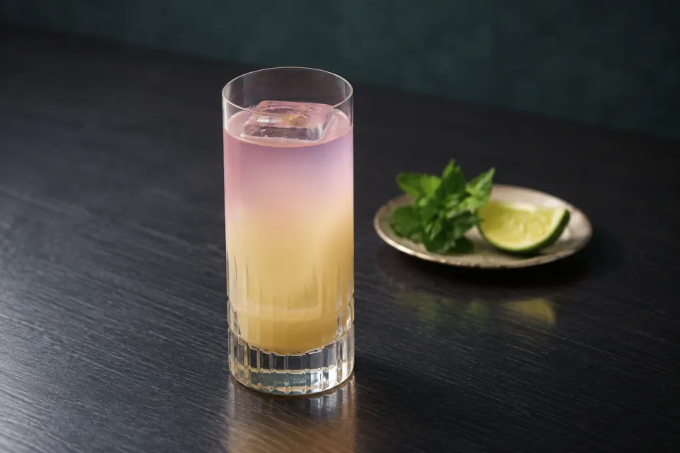 ホテルグランバッハ仙台の淡い色のカクテルとライム
