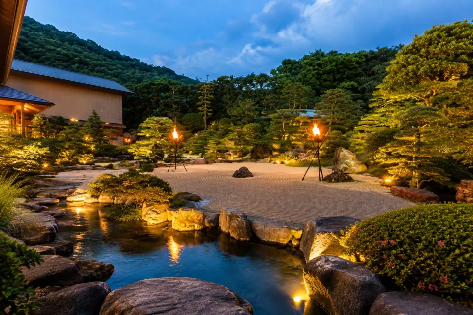 曲水の庭 ホテル玉泉の石と松を配した日本庭園