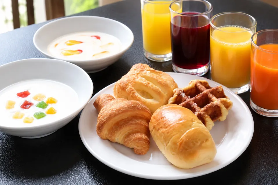 曲水の庭 ホテル玉泉の朝食のパンと飲み物