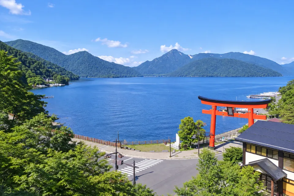ホテル花庵の客室から望む中禅寺湖と赤い鳥居