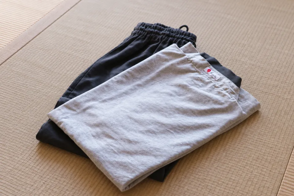 ホテル花庵の畳の上に整えて置かれた作務衣