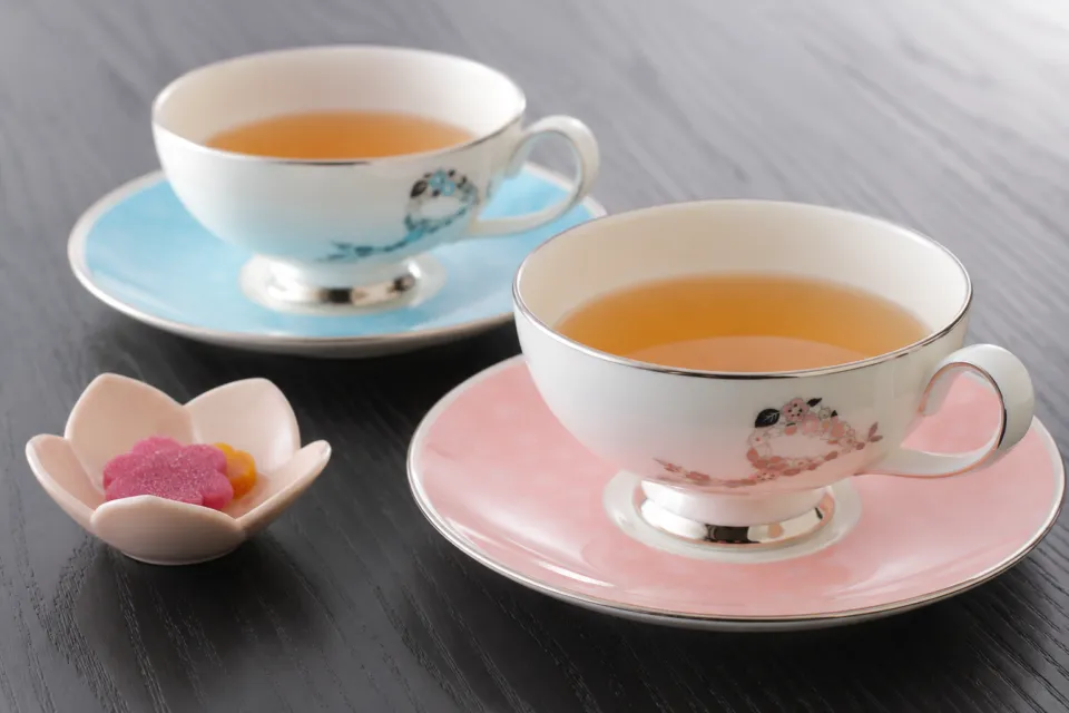 ホテル花庵の花柄のカップで用意されたウェルカムティー