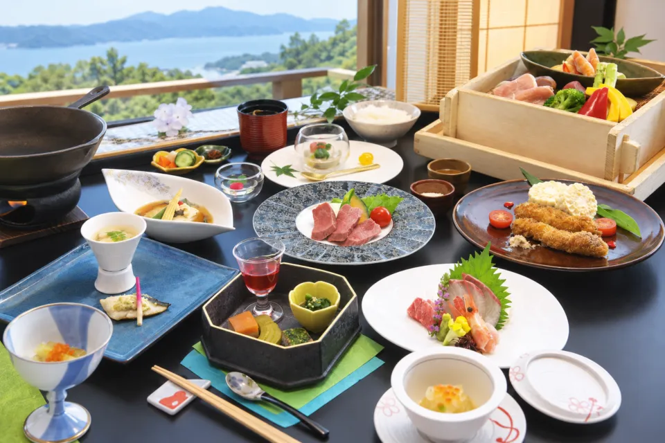 ホテル花庵の木製蒸籠と小皿料理を並べた夕食の一例