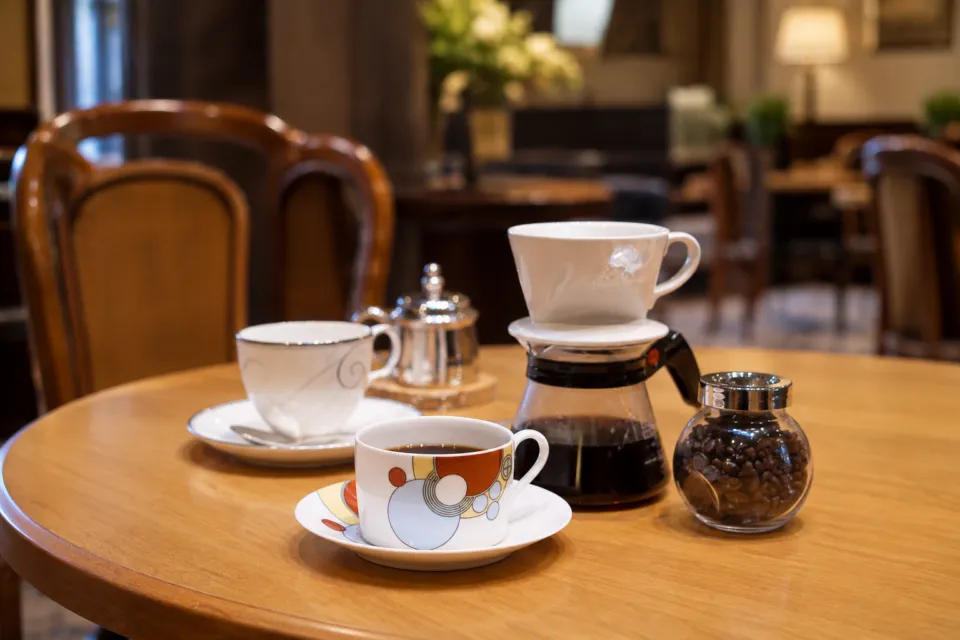 ホテル東日本宇都宮のラウンジのテーブルに置かれたコーヒー