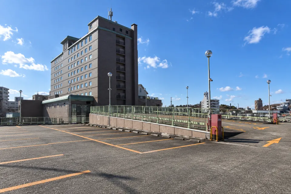 ホテル東日本宇都宮のホテル建物の外観と立体駐車場屋上