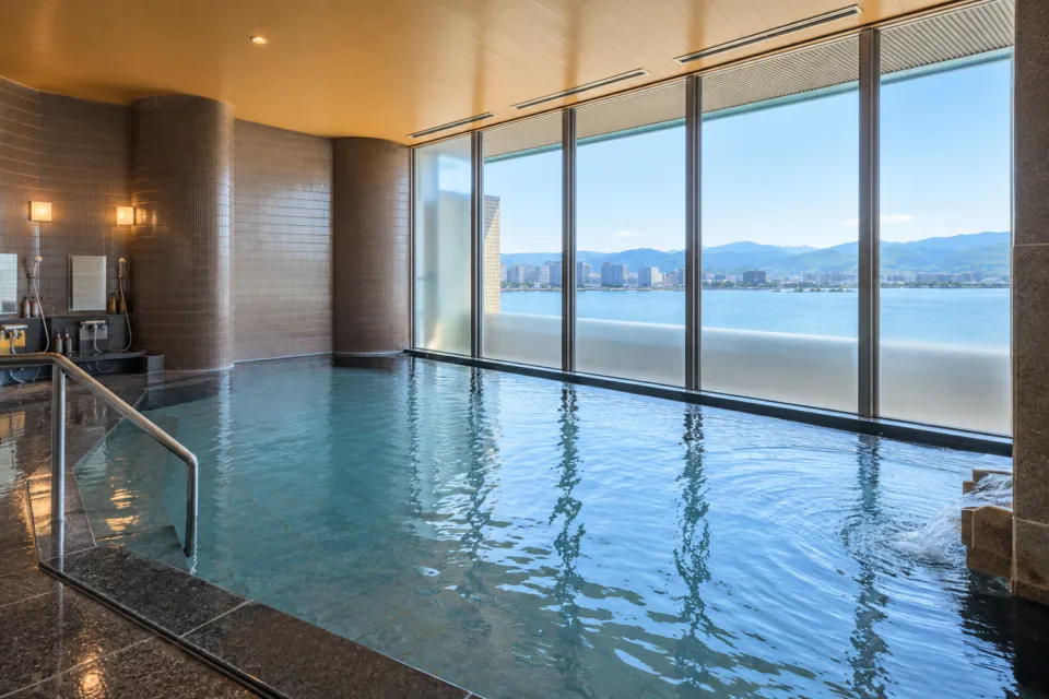 ホテル一畑の湖を望む展望大浴場