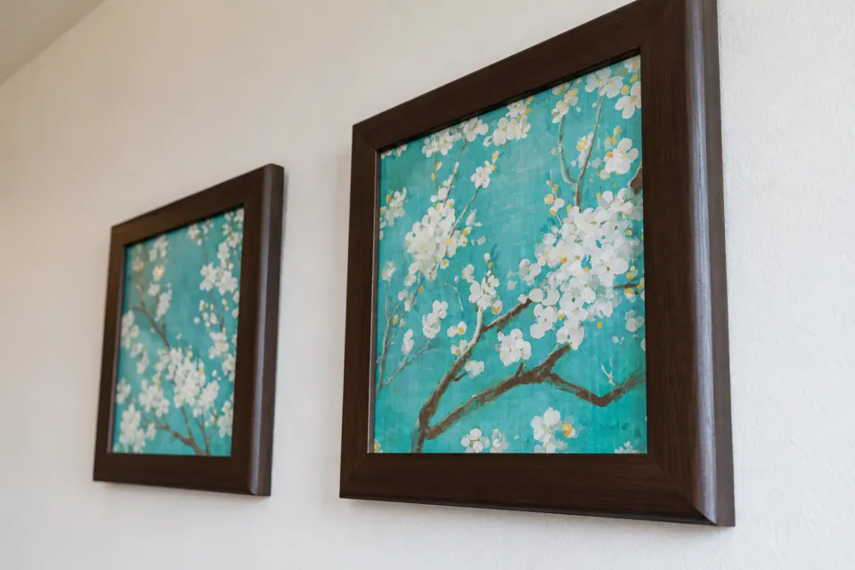 ホテルマイステイズ松山の館内に飾られた額入りの絵画