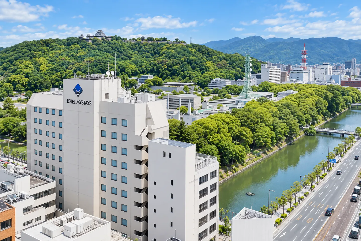 ホテルマイステイズ松山の松山城のお堀沿いに建つホテルの外観