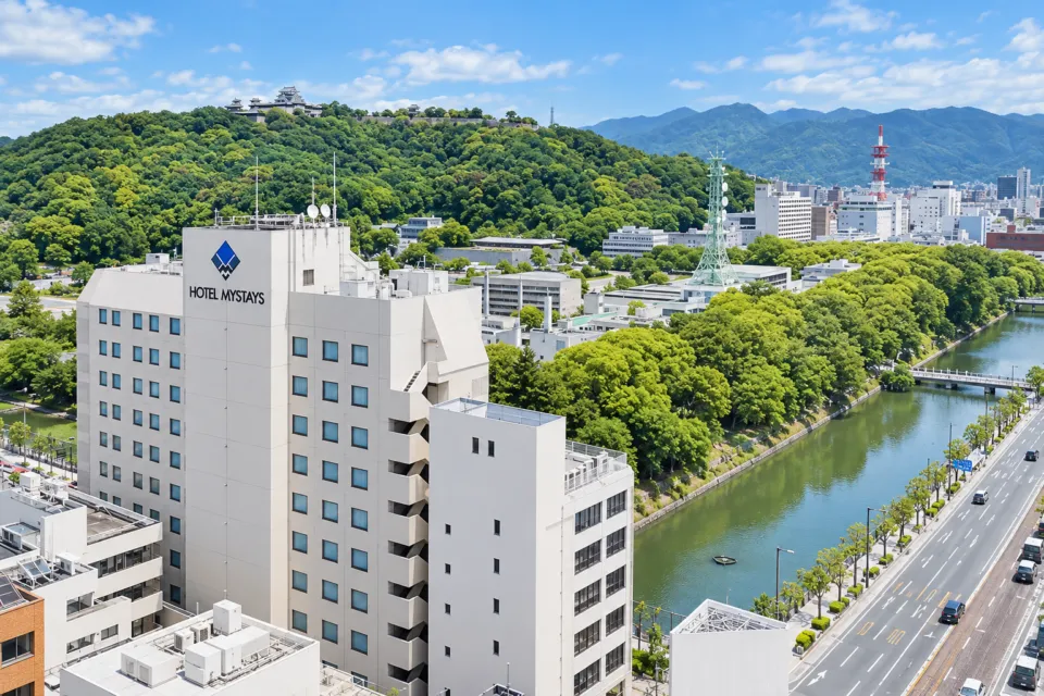 ホテルマイステイズ松山の松山城のお堀沿いに建つホテルの外観