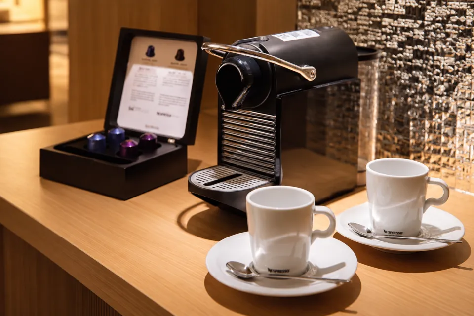 ホテル日航大阪のニッコープレミアムのコーヒーマシンとカップ