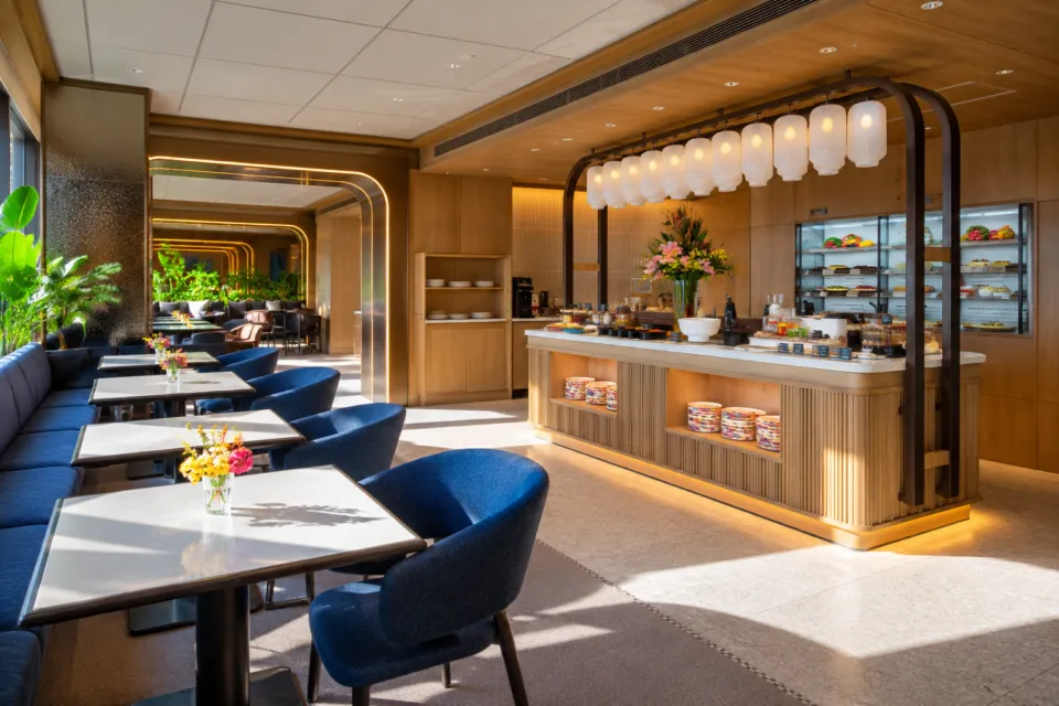 ホテル日航大阪の青い椅子と料理カウンターのニッコーラウンジ