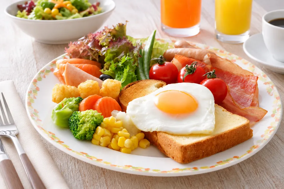 ホテル日航大阪のセリーナの朝食で提供される洋食の盛り付け例