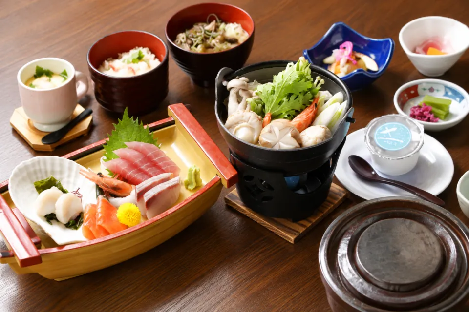 ホテル羅賀荘の魚介を中心とした料理の並ぶ食卓