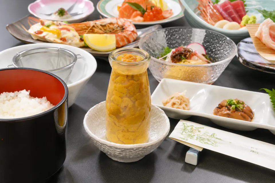 ホテル羅賀荘の瓶入りウニを含む料理