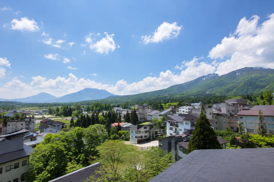 ホテル太閤の窓から見渡す温泉街と山並み
