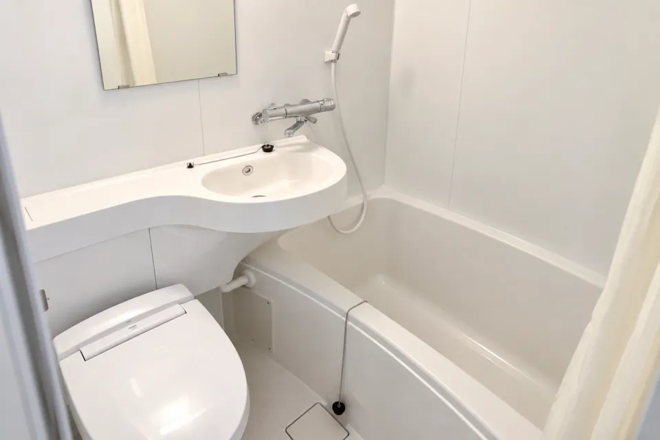 ホテルトレンド岡崎駅前のユニットバスの浴槽と洗面台