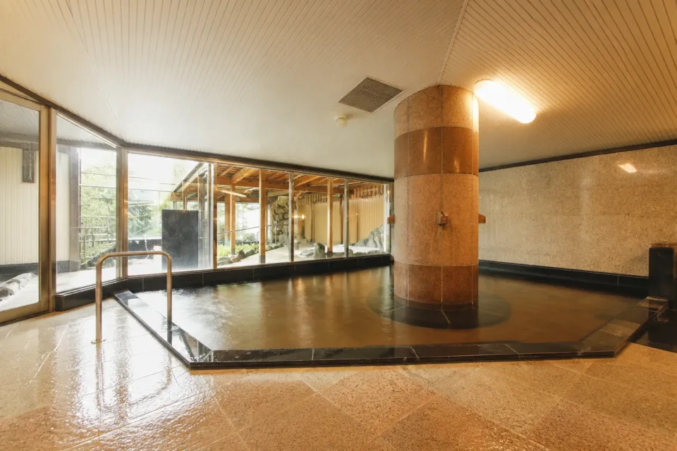 ホテル椿館の広い内湯