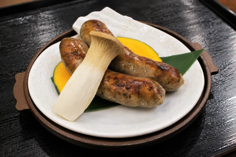ホテル絶景の館のきのこと肉を盛り付けた一皿