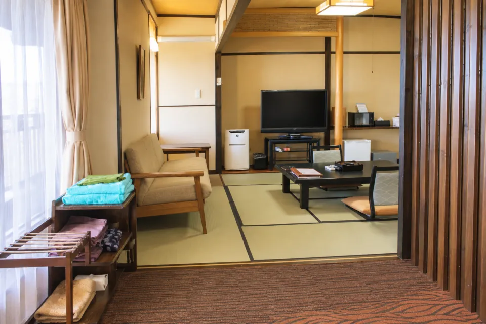 ホテル絶景の館の和洋室の畳とベッド側を結ぶ室内