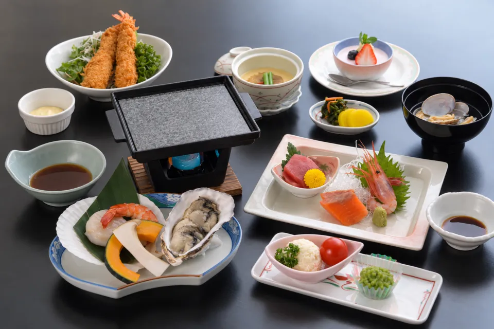 ホテル絶景の館の複数の小鉢と料理を並べたお子様膳