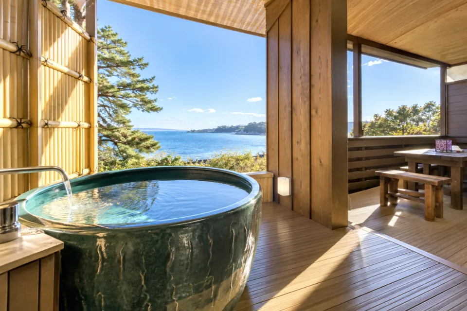 ホテル絶景の館の海を望む客室露天風呂とテラス