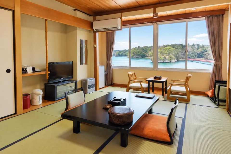 ホテル絶景の館の福浦橋を望むバス・トイレ付和室