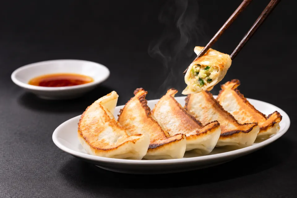 蓬来軒の焼き餃子とタレ
