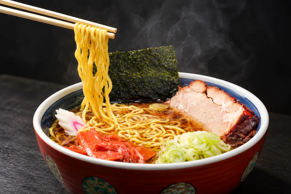 蓬来軒の麺を持ち上げた支那そば