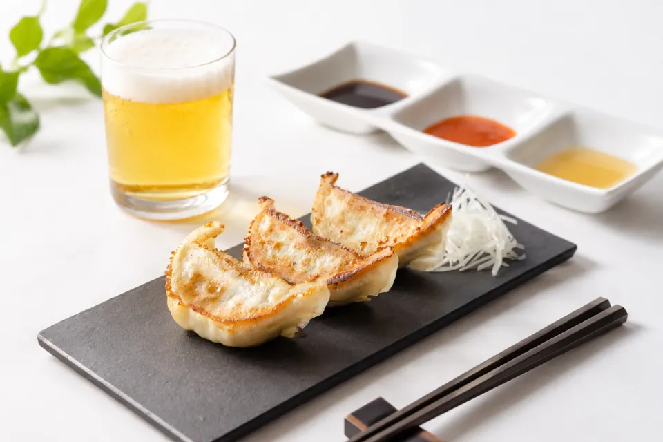 蓬来軒の皿に盛られた焼き餃子