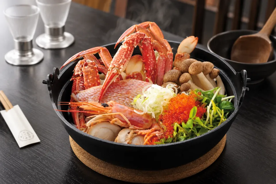 海鮮ほうとう専門店 ほうとう研究所 河口湖本店の海鮮を盛り付けたほうとう