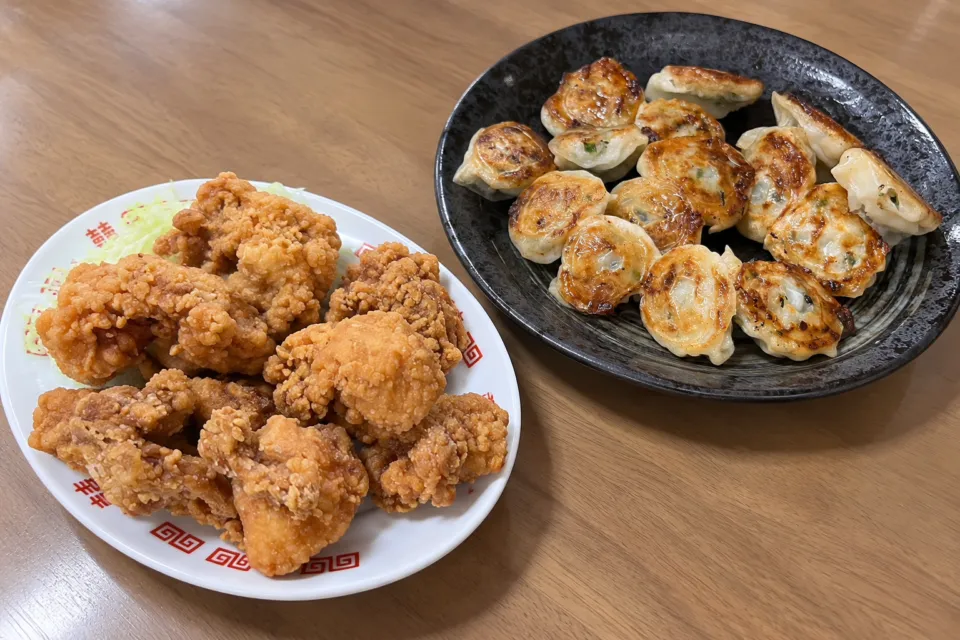 宝雲亭本店 とり福の焼き餃子と唐揚げを並べた食卓