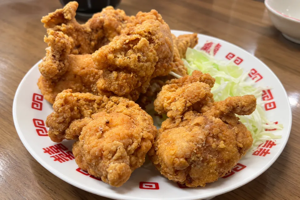 宝雲亭本店 とり福の骨付き唐揚げと付け合わせのキャベツ