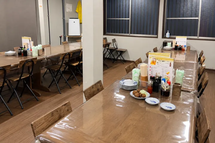 宝雲亭本店 とり福の木製テーブルと椅子が並ぶ店内