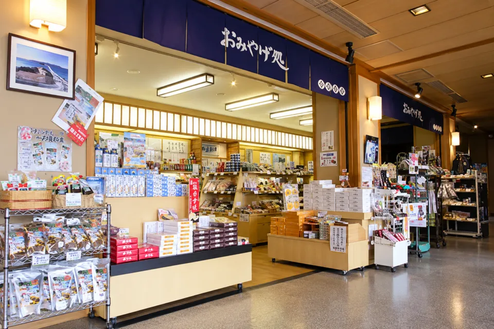 一の俣温泉グランドホテルの売店の商品棚