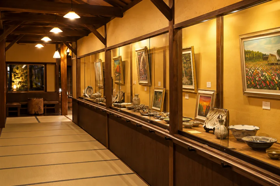 一の俣温泉グランドホテルの展示品が並ぶ廊下ギャラリー