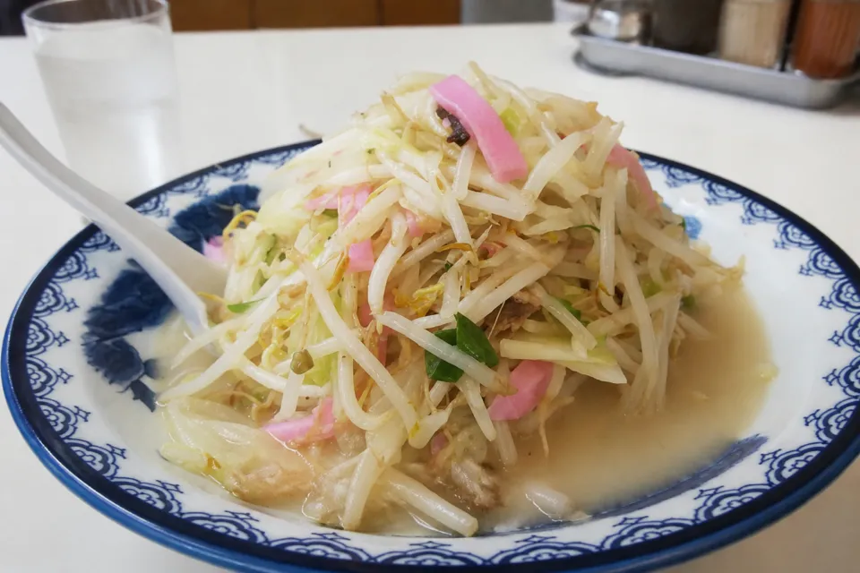 井手ちゃんぽん 本店のちゃんぽんの具材とスープ