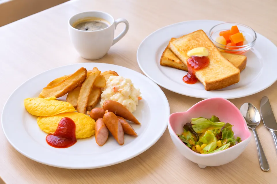 伊賀上野シティホテルのパンと惣菜を盛り付けた朝食