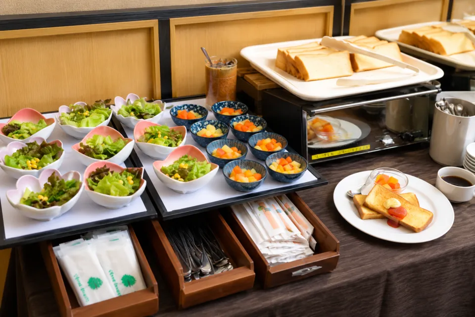 伊賀上野シティホテルの朝食ビュッフェのパンと小鉢