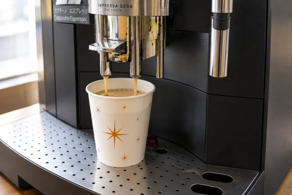 伊賀上野シティホテルのコーヒーマシンと紙カップ