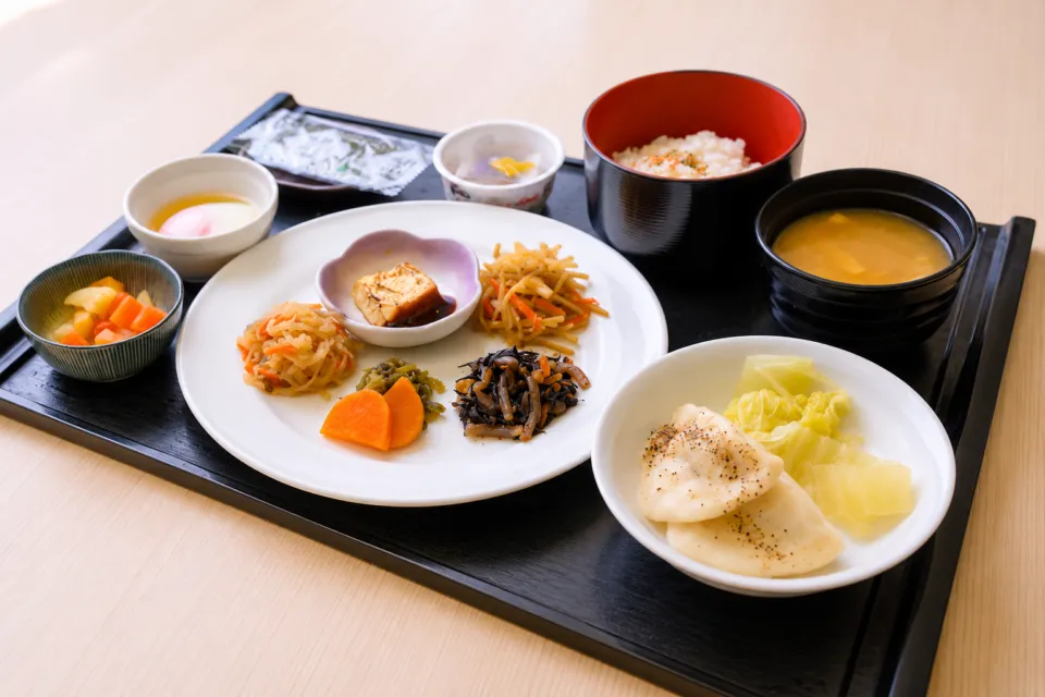 伊賀上野シティホテルの和食の朝食を盛り付けたトレー