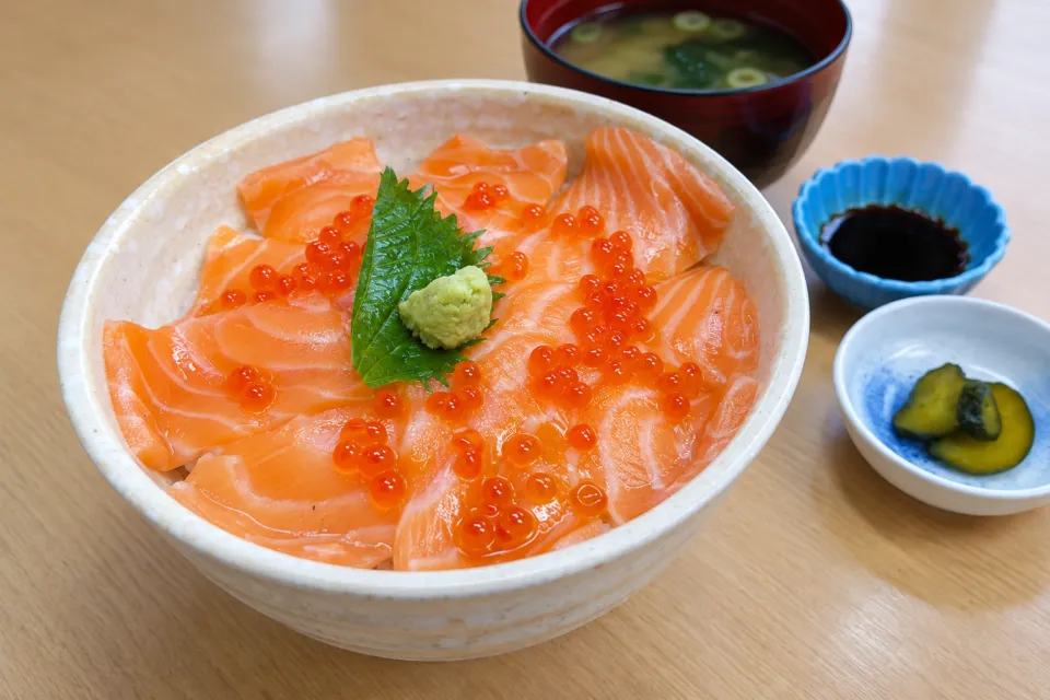 いきいき館レストランのサーモンイクラ親子丼