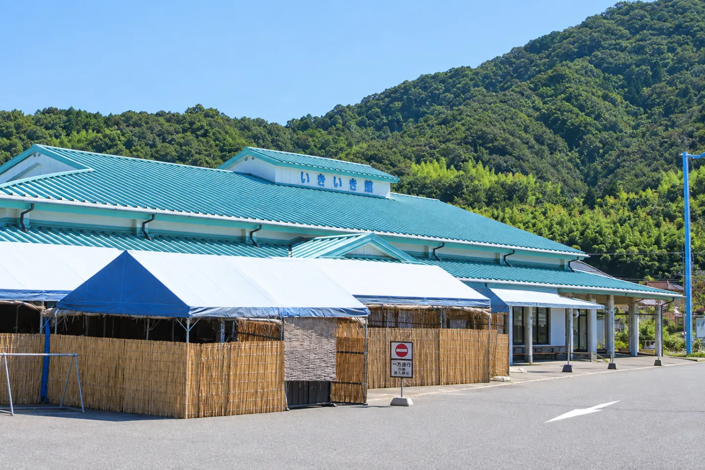 いきいき館レストランのあるよしうみいきいき館の建物と屋外施設