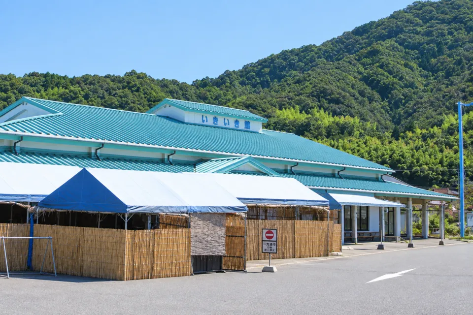 いきいき館レストランのあるよしうみいきいき館の建物と屋外施設