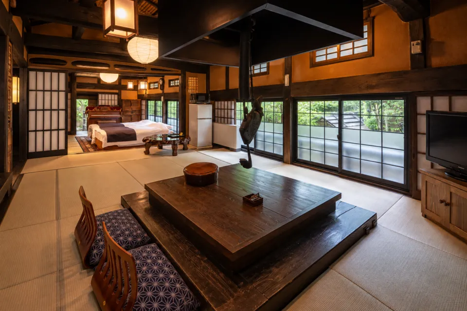 いこい旅館の風坊の囲炉裏と畳の空間