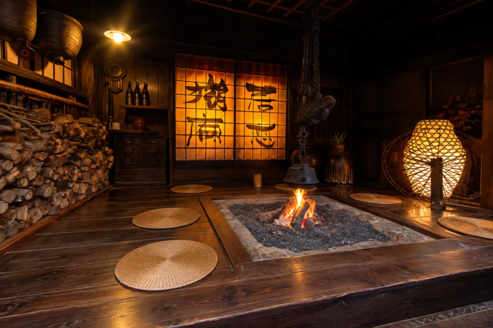 いこい旅館の本館入り口の囲炉裏