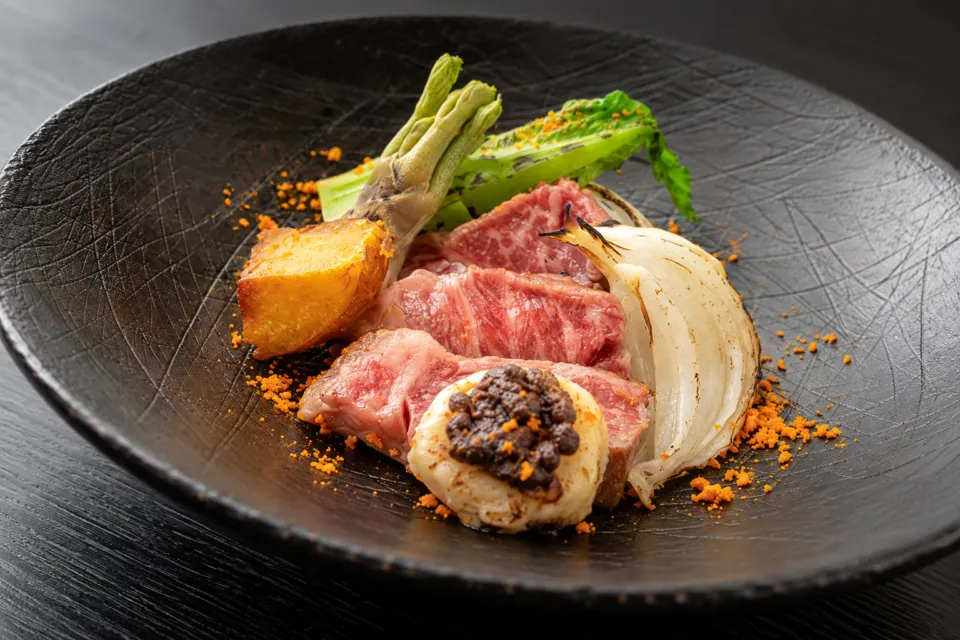 いこい旅館の肉と野菜を盛り付けた料理
